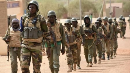 Désherbage des alentours du poste de contrôle des FAMa à Gao