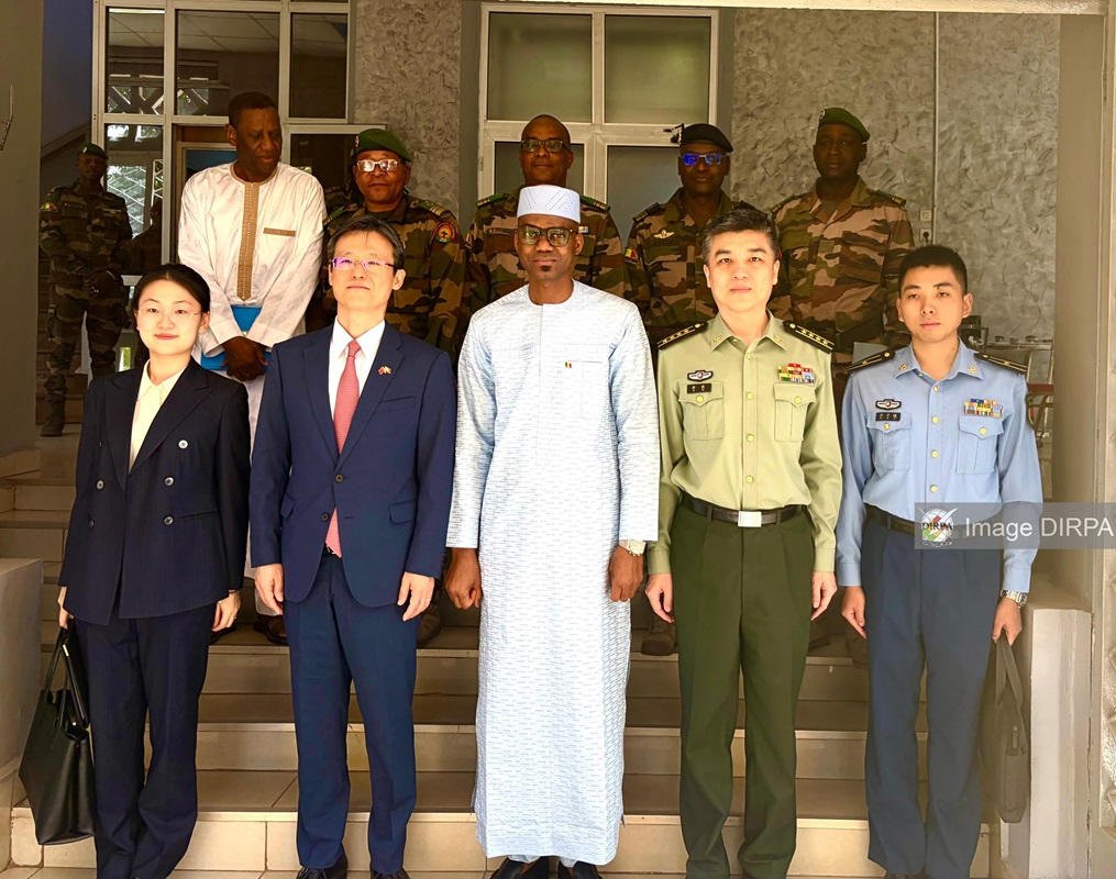 MDAC : Le Général de Corps d’armée Sadio CAMARA reçoit ‘l’Ambassadeur de la Chine au Mali. MDAC : Le Général de Corps d’armée Sadio CAMARA reçoit ‘l’Ambassadeur de la Chine au Mali.
